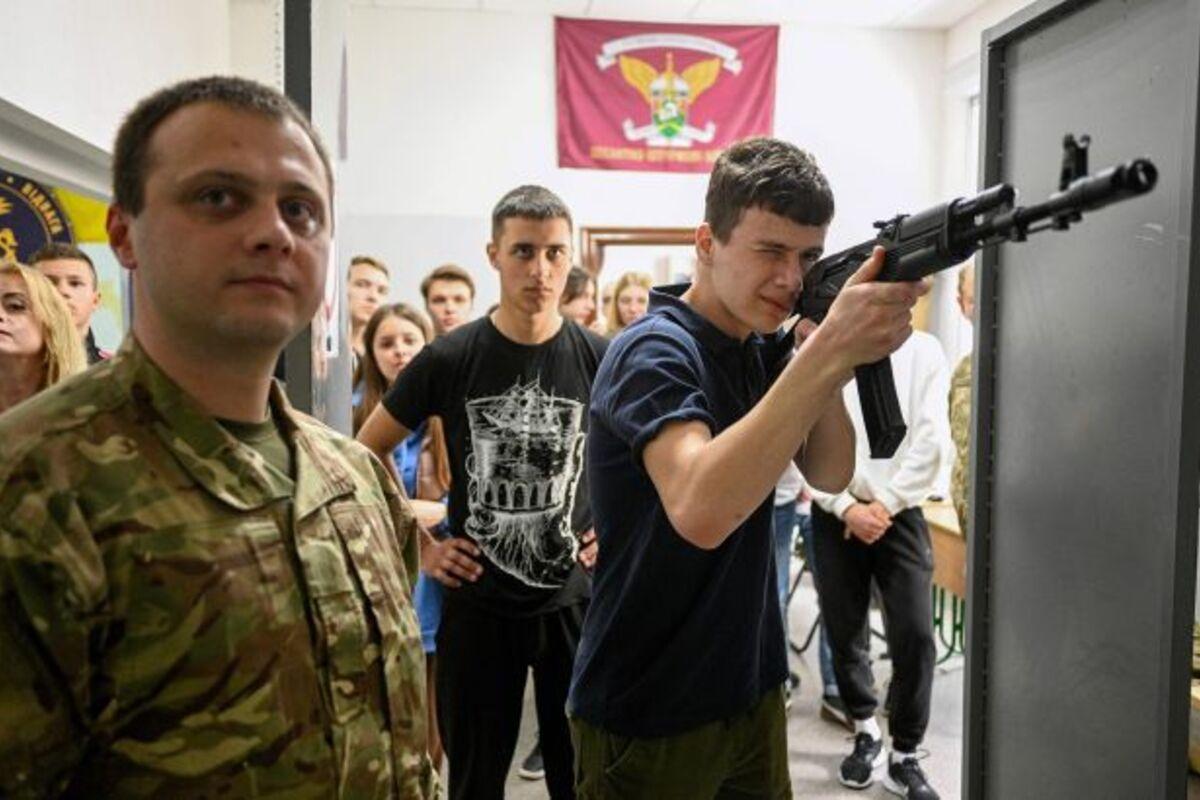 "4-зірковий хостел" і армійська дисципліна: де вчать студентів воювати / Фото: Getty Images "4-зірковий хостел" і армійська дисципліна: де вчать студентів воювати