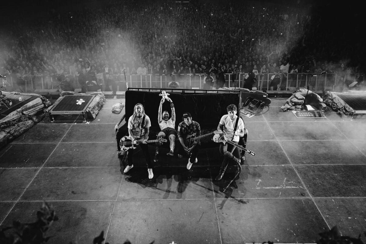 Легенда Fall Out Boy уходит в отпуск: Джо Троман нуждается в операции - что случилось с рукой?