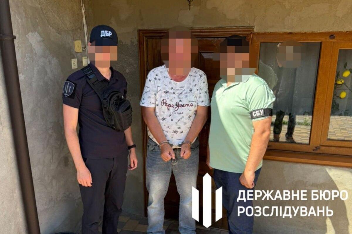 ДБР поймало на взятке семейный дуэт: помогали убежать от армии за $7000 / Фото: ДБР ДБР поймало на взятке семейный дуэт: помогали убежать от армии за $7000 / Фото: ДБР