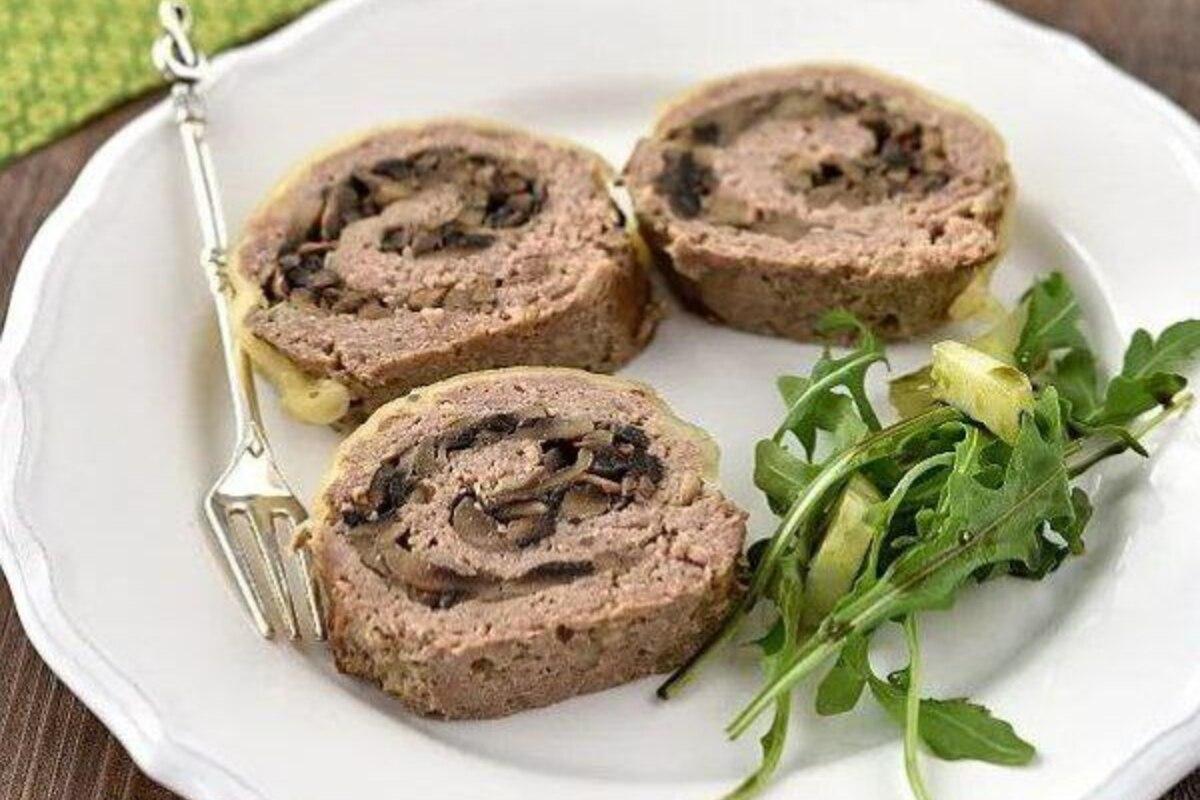 Мясной рулет с грибным сюрпризом: приготовьте — и вы будете в восторге