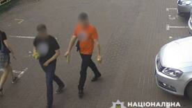 Скандал у Печерському районі: двоє чоловіків хизувалися свастикою/Фото: Поліція Києва Скандал у Печерському районі: двоє чоловіків хизувалися свастикою/Фото: Поліція Києва