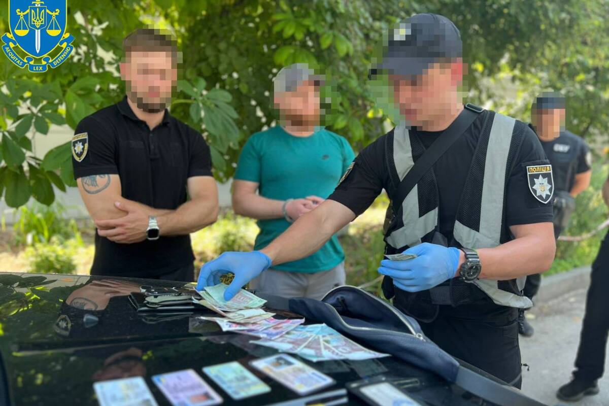 Он был задержан во время передачи взятки Он был задержан во время передачи взятки