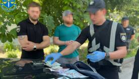 Он был задержан во время передачи взятки Он был задержан во время передачи взятки