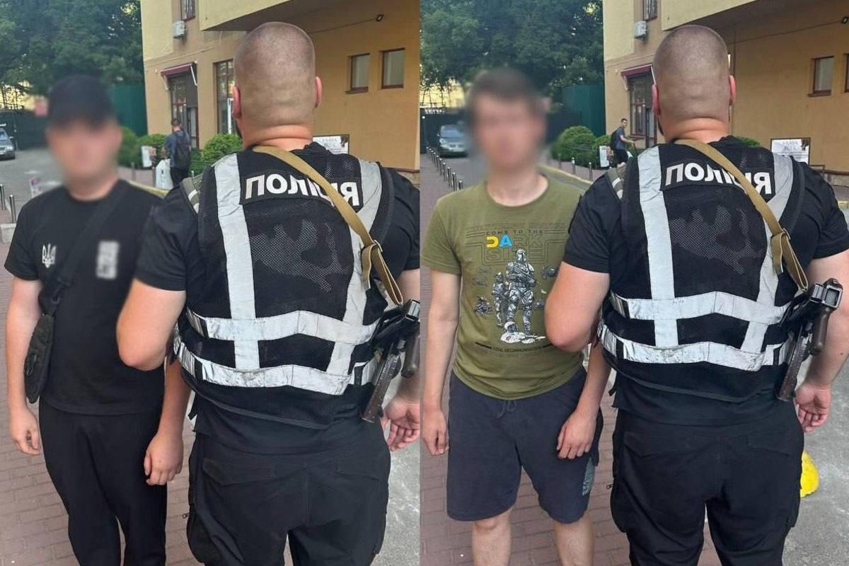 Скандал у Печерському районі: двоє чоловіків хизувалися свастикою/Фото: Поліція Києва Нацистська символіка в Києві: поліція затримала двох іноземців