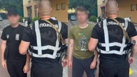 Скандал у Печерському районі: двоє чоловіків хизувалися свастикою/Фото: Поліція Києва Нацистська символіка в Києві: поліція затримала двох іноземців