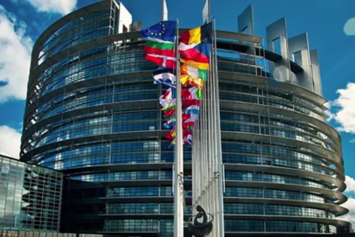 Зелений сигнал від Європарламенту: як зміняться правила перетину кордону ЄС Нові правила в’їзду до ЄС: кого торкнеться нова система та що треба знати / Фото: Getty Images В’їзд до ЄС по-новому: Європарламент схвалив запуск нової системи контролю кордонів