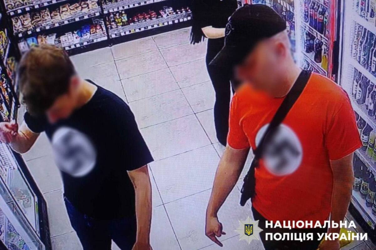 Скандал у Печерському районі: двоє чоловіків хизувалися свастикою/Фото: Поліція Києва Скандал у Печерському районі: двоє чоловіків хизувалися свастикою/Фото: Поліція Києва