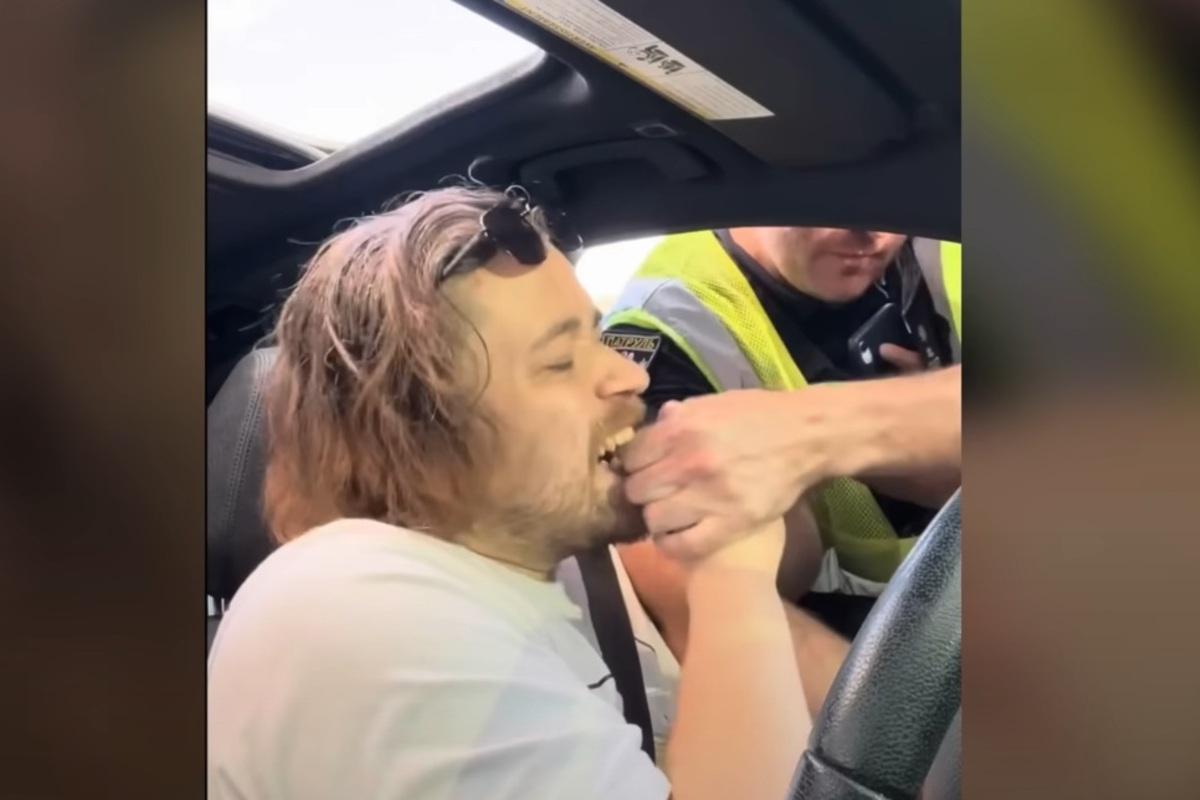 В Киеве мужчина укусил полицейского – и уехал в военкомат / Фото: кадр з відео В Киеве мужчина укусил полицейского – и уехал в военкомат