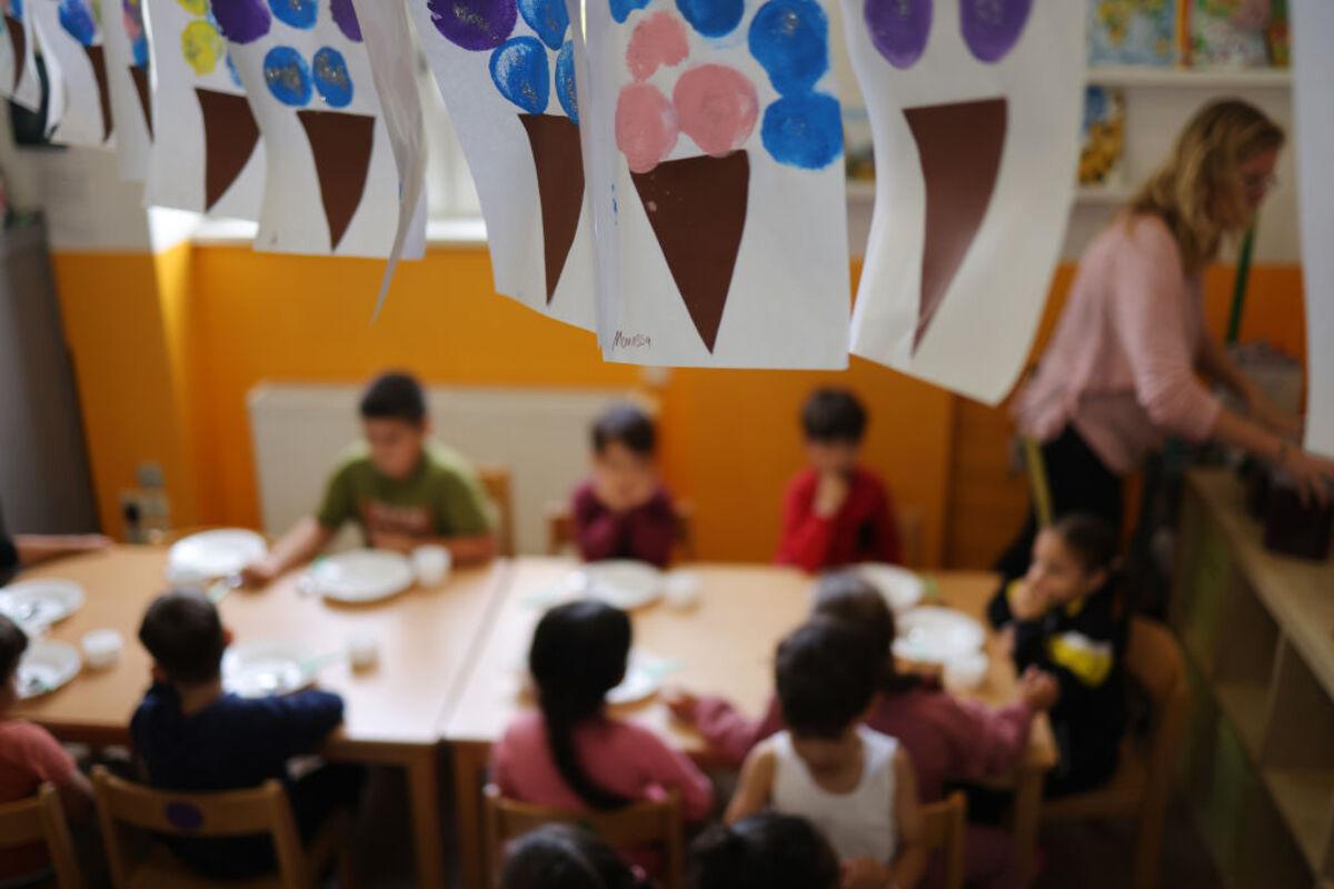 У Китаї кухар отруїв понад дві сотні дітей, вирішивши розфарбувати їжу/Фото: Sean Gallup/Getty Images У Китаї кухар отруїв понад дві сотні дітей, вирішивши розфарбувати їжу