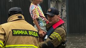Львів іде під воду: Річка Зубра виходить з берегів/Фото: ДСНС Львів іде під воду: Річка Зубра виходить з берегів/Фото: ДСНС