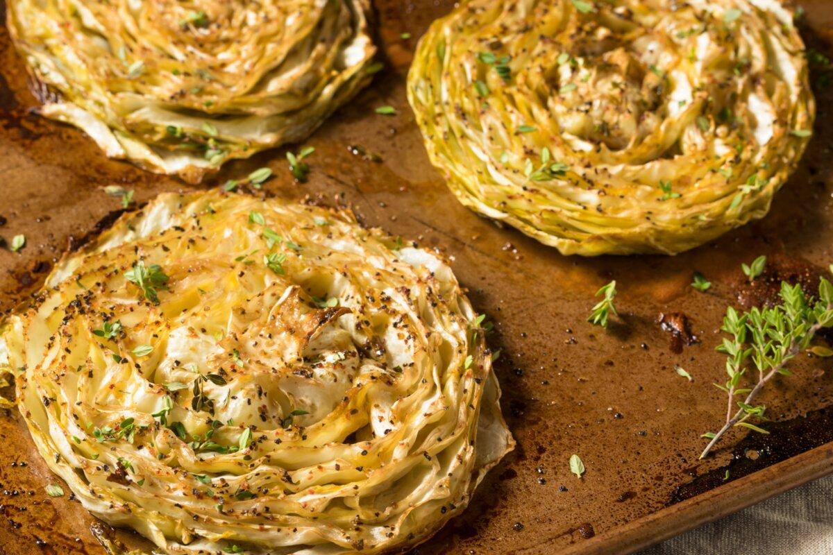 Капустные стейки с чесночным маслом: овощ, звучащий как основное блюдо 