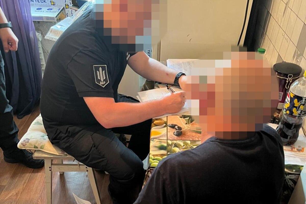 Заступник командира закупив деревину за завищеними цінами, імітуючи доставку на передову/Фото: ДБР Заступник командира закупив деревину за завищеними цінами, імітуючи доставку на передову/Фото: ДБР