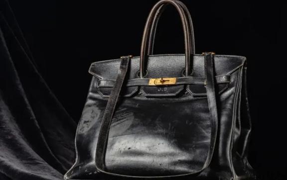 Це не просто сумка, це історія / Фото: instagram.com/sothebys Це не просто сумка, це історія: культова сумка Джейн Біркін, продана за рекордні гроші