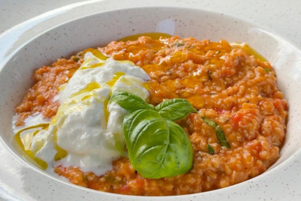 Рецепт кремовой овсянки с сыром и помидорами/Фото: скрин/olga_riabenko_ Новое видение полезных завтраков: рецепт кремовой овсянки с сыром и помидорами