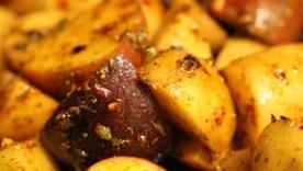 Картофель с идеальной корочкой: лайфхак для духовки, работающий всегда / Фото: Getty Images Картофель с идеальной корочкой: лайфхак для духовки, работающий всегда