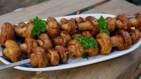 Мясо без мяса: грибной шашлык, который обманет даже мясоеда / Фото: УНИАН Рецепты Мясо без мяса: грибной шашлык, который обманет даже мясоеда