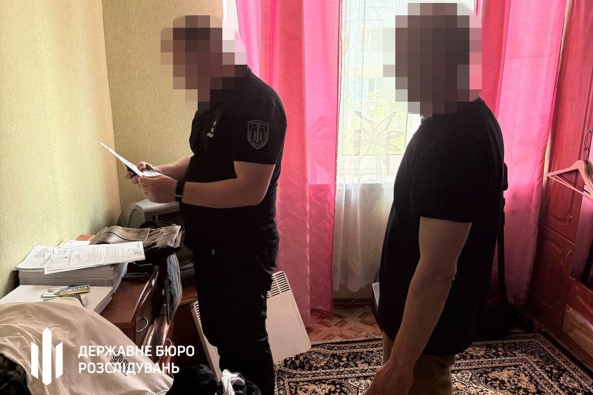 Заступник командира закупив деревину за завищеними цінами, імітуючи доставку на передову/Фото: ДБР "Золота" деревина для військових: ДБР розслідує корупційну схему в чернігівській частині