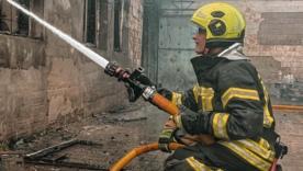 Обстріл Харкова: під ударом житлові райони та медична інфраструктура/Фото: ДСНС Удар по Харкову: пошкоджено медичні заклади, зокрема пологовий будинок