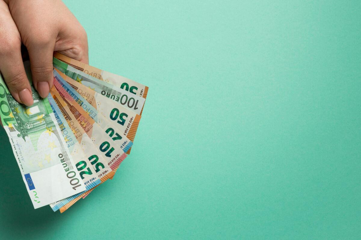 Сколько стоят сегодня доллар и евро. Фото: Freepik курс валют на сегодня