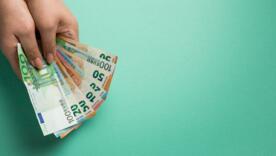 Скільки коштують сьогодні долар і євро. Фото: Freepik курс валют на сьогодні