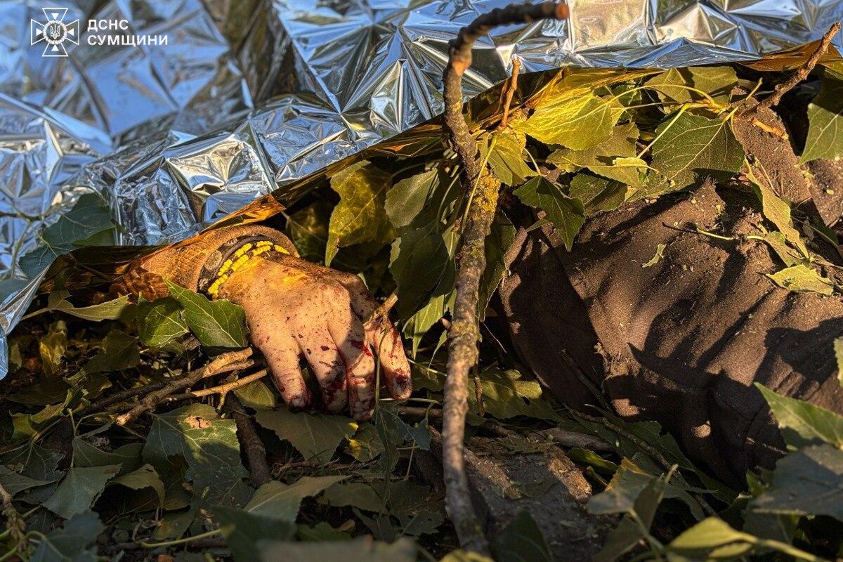 Тиша розірвана вибухами: нова атака на Сумщину забрала життя і травмувала дитину / Фото: ДСНС Тиша розірвана вибухами: нова атака на Сумщину забрала життя і травмувала дитину