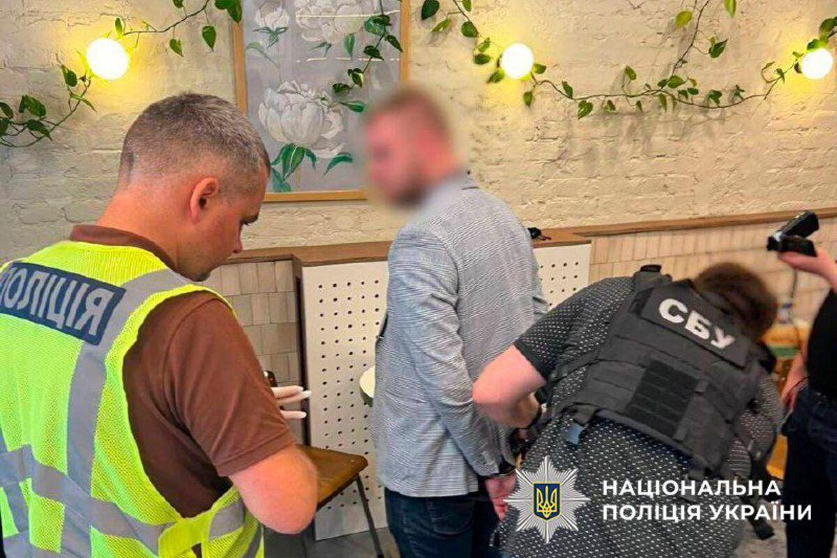 Поліцейські затримали "ділка", який допомагав дистанційно оновити дані в ТЦК за $6 тисяч/Фото: Нацполіція Поліцейські затримали "ділка", який допомагав дистанційно оновити дані в ТЦК за $6 тисяч