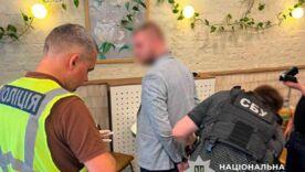 Поліцейські затримали "ділка", який допомагав дистанційно оновити дані в ТЦК за $6 тисяч/Фото: Нацполіція Поліцейські затримали "ділка", який допомагав дистанційно оновити дані в ТЦК за $6 тисяч