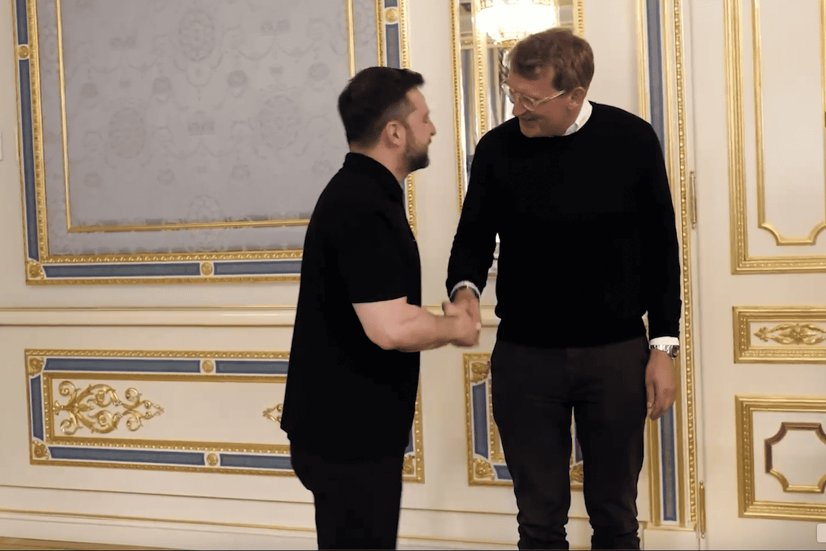 Данія посилить космічну оборону України: ЗСУ отримають супутниковий зв'язок через ЄС/Фото: кадр з відео Володимира Зеленського Новий вимір допомоги: Данія забезпечить Україну супутниковим зв'язком для оборони