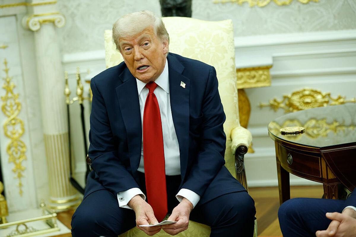 Трамп по-прежнему считает, что россия выиграет войну, потому что у нее "больше тел для мясорубки" / Фото: Getty Images Трамп по-прежнему считает, что россия выиграет войну, потому что у нее "больше тел для мясорубки" / Фото: Getty Images