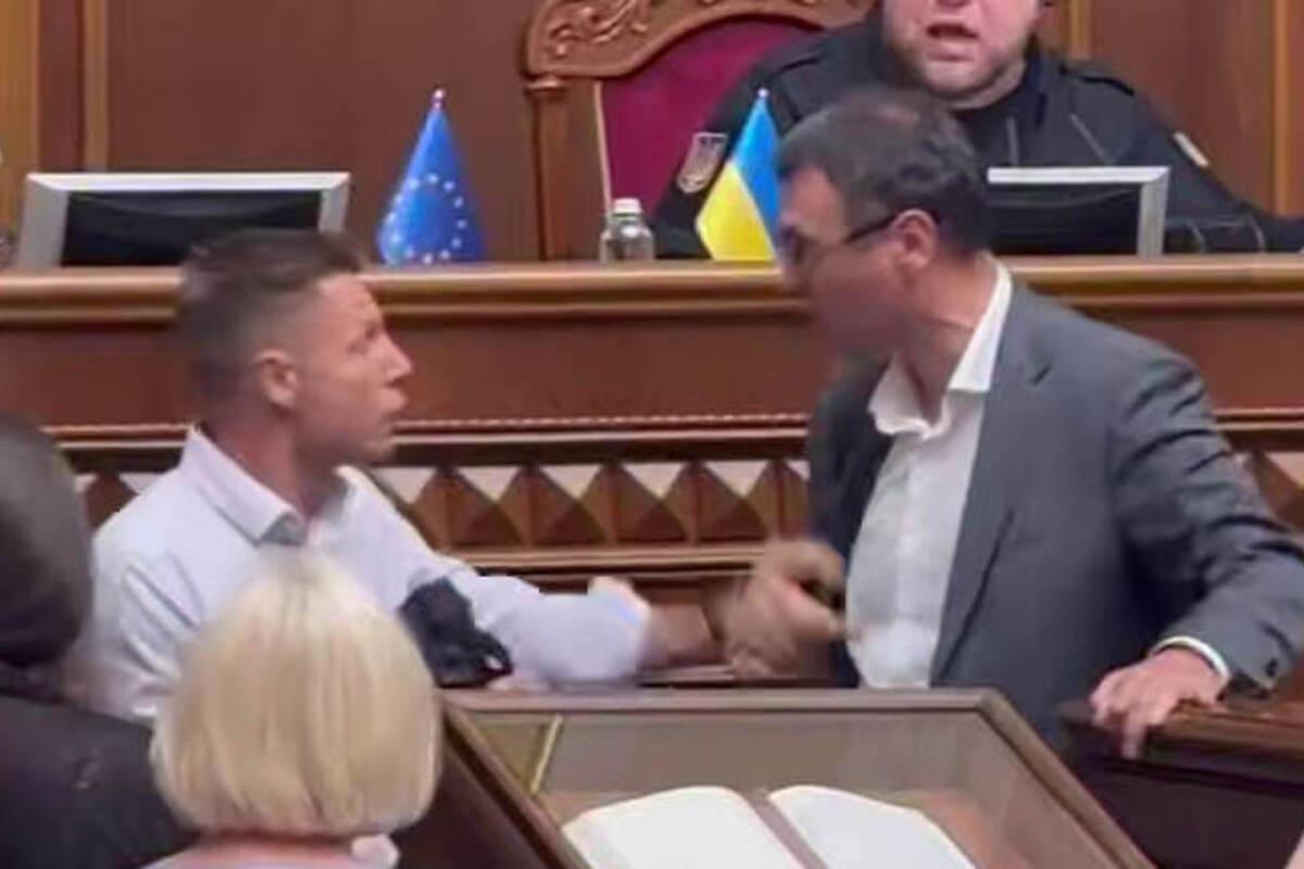 Гончаренко набросился на Гетманцева у трибуны / Фото: скриншот с видео Гончаренко набросился на Гетманцева у трибуны / Фото: скриншот с видео