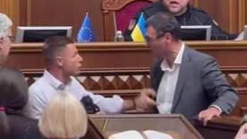 Гончаренко набросился на Гетманцева у трибуны / Фото: скриншот с видео Гончаренко набросился на Гетманцева у трибуны / Фото: скриншот с видео