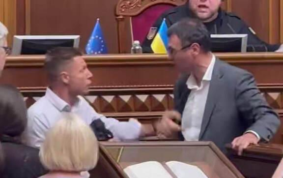 Гончаренко накинувся на Гетманцева біля трибуни / Фото: скриншот із відео