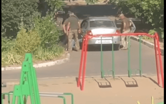 Після поширення відео з побиттям чоловіка ДБР розпочало розслідування дій ТЦК у Миколаєві/Фото: кадр з відео Після поширення відео з побиттям чоловіка ДБР розпочало розслідування дій ТЦК у Миколаєві