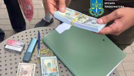 25 000 $ за "чистий" вхід: Посадовиця КМДА та директор ринку затримані на хабарі/Фото: Офіс генпрокурора 25 000 $ за "чистий" вхід: Посадовиця КМДА та директор ринку затримані на хабарі/Фото: Офіс генпрокурора
