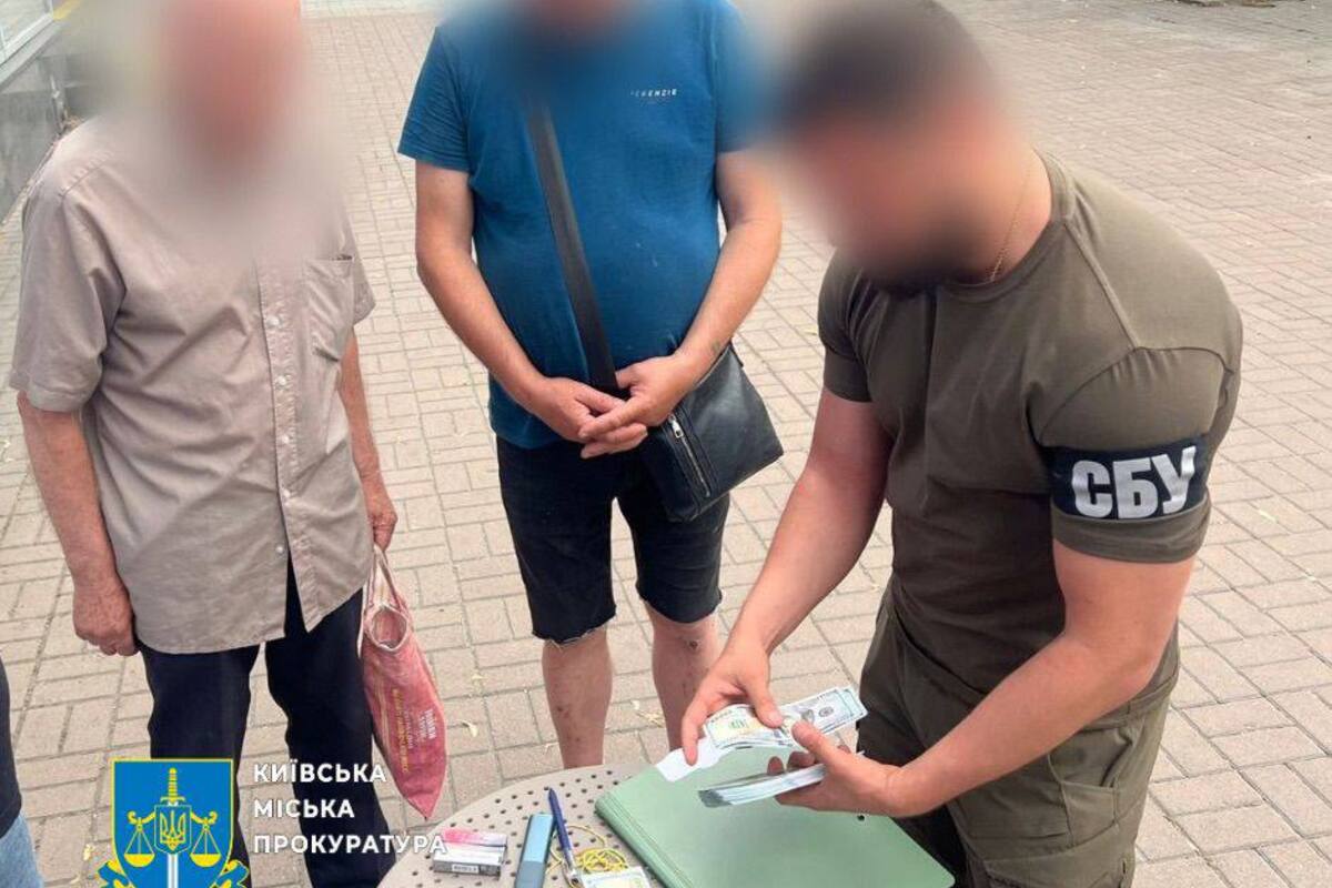 25 000 $ за "чистий" вхід: Посадовиця КМДА та директор ринку затримані на хабарі/Фото: Офіс генпрокурора 25 000 $ за "чистий" вхід: Посадовиця КМДА та директор ринку затримані на хабарі/Фото: Офіс генпрокурора