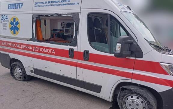 росія обстріляла "швидку" в дорозі на виклик: фельдшер і парамедик у лікарні  / Фото: Прокудін Олександр