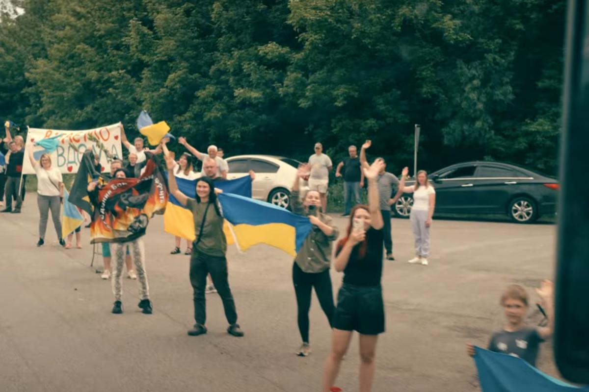 "Пам'ятаємо. Чекаємо. Боремося": "Привіт, я вдома" / Кадр із відео "Пам'ятаємо. Чекаємо. Боремося": "Привіт, я вдома" — трек, що дарує надію полоненим