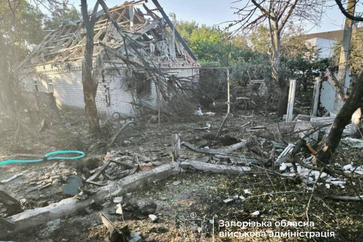 Нічна атака на Запоріжжя: дрони та РСЗВ спричинили руйнування, є поранені Нічна атака на Запоріжжя: дрони та РСЗВ спричинили руйнування, є поранені