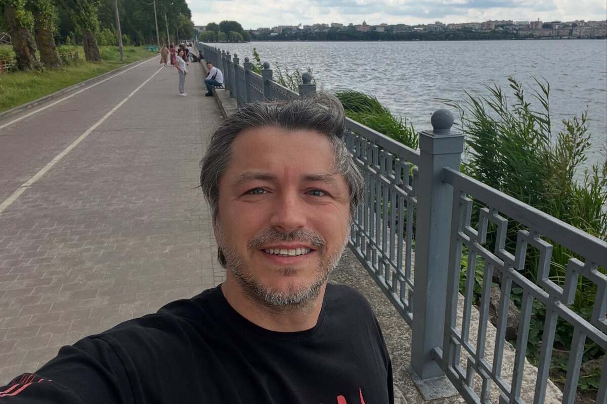 Сергій Притула біля тернопільського ставу / Фото: instagram.com/siriy_ua Острови vs. Тернопільський став: Притула розсмішив мережу історією про "люксову" відпустку