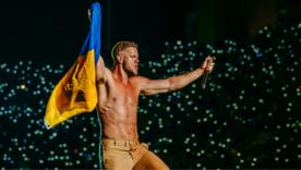 Imagine Dragons с украинским флагом / Кадр из видео Скандал в Варшаве: почему запретили украинский флаг на Imagine Dragons - сеть кипит