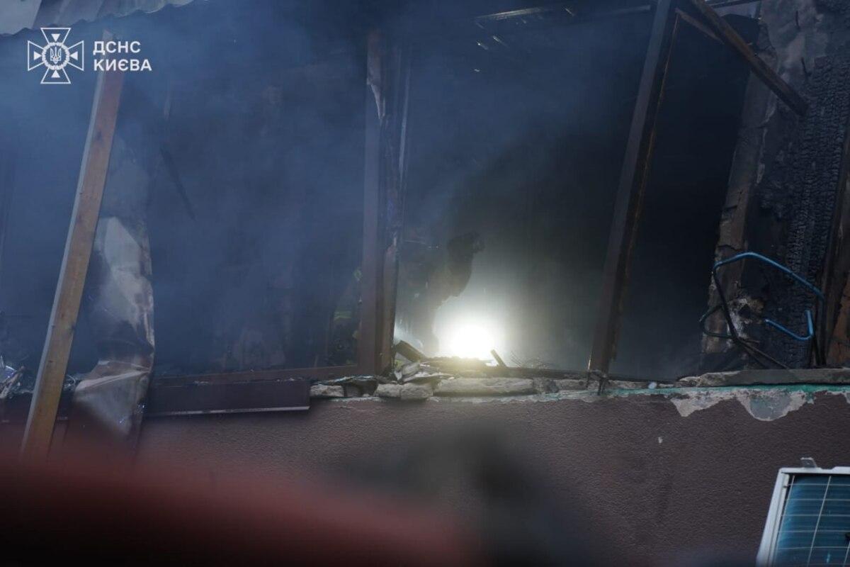 Наслідки нічного обстрілу: У Києві вже дев'ять постраждалих, є госпіталізовані/Фото: ДСНС Збільшилася кількість жертв нічного обстрілу Києва: вже 9 постраждалих
