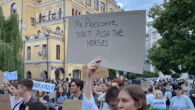 В Киеве сотни людей вышли на митинг против закона, который лишает независимости НАБУ и САП/Фото: @Zjoma/Х В Киеве сотни людей вышли на митинг против закона, который лишает независимости НАБУ и САП