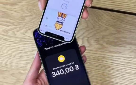 Жодних терміналів, тільки смартфон! Монобанк запустив оплату через iPhone / Фото: скриншот з відео