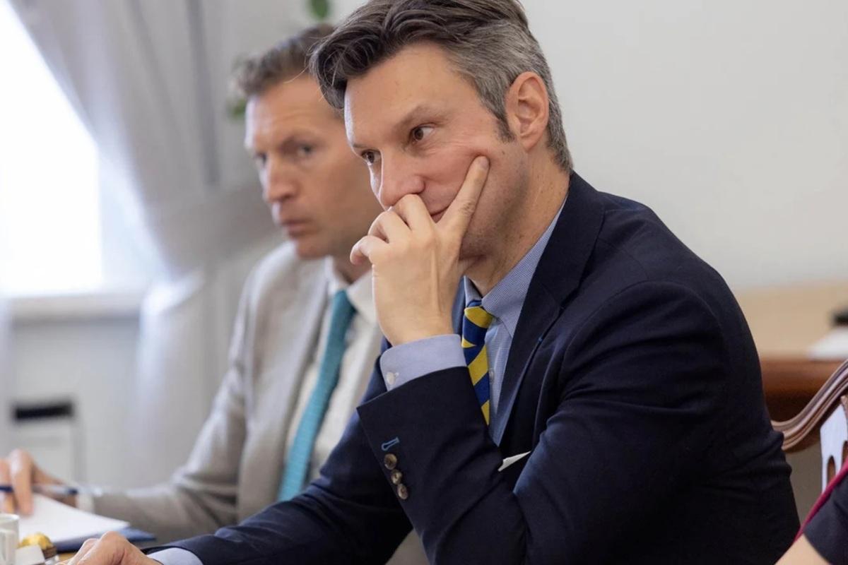 Кравченко зустрівся з дипломатами G7: відповідь на занепокоєння через справи НАБУ / Фото: Facebook Руслан Кравченко Кравченко зустрівся з дипломатами G7: відповідь на занепокоєння через справи НАБУ