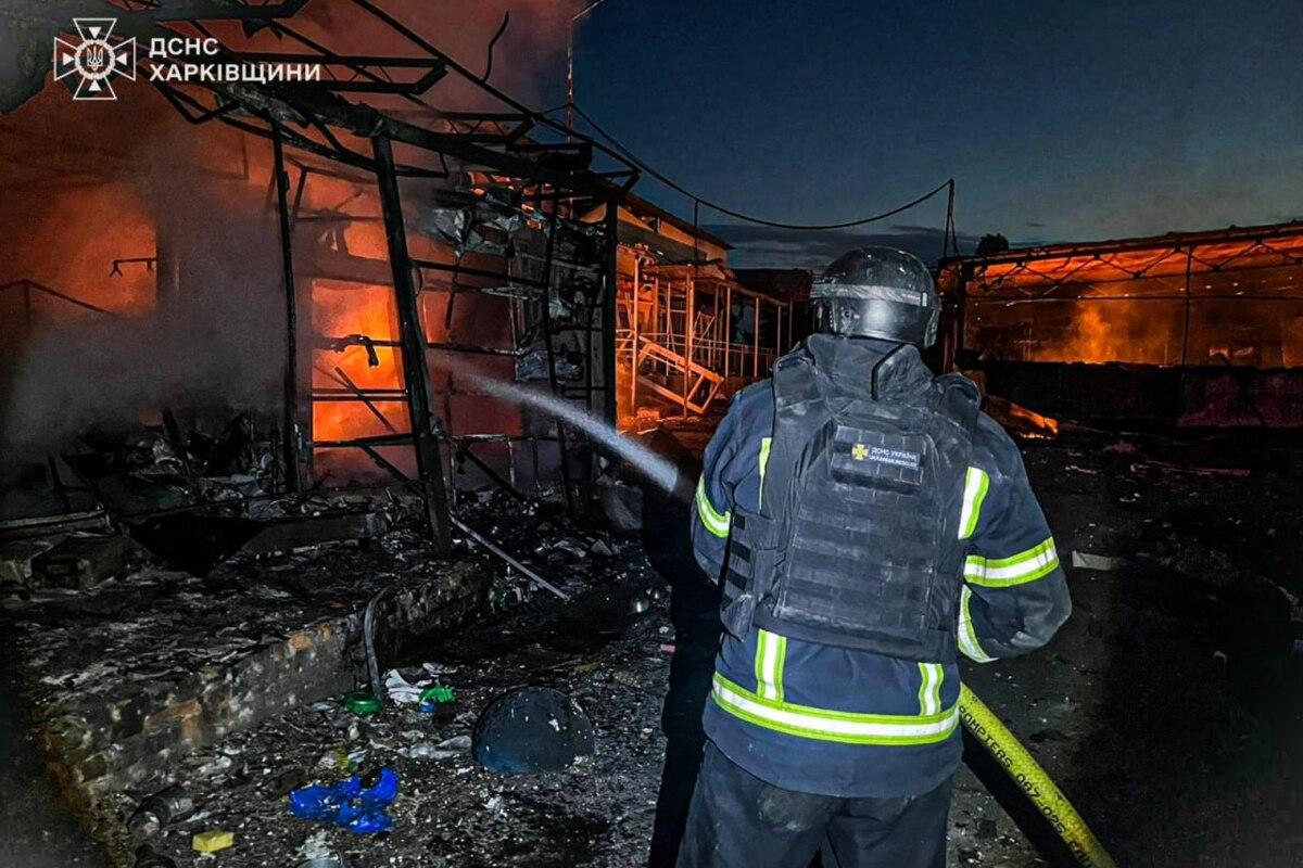 Ворог вкотре атакував Україну з дронів, артилерії та ракет – є поранені / Фото: ДСНС Харківщини Ворог вкотре атакував Україну з дронів, артилерії та ракет – є поранені / Фото: ДСНС Харківщини