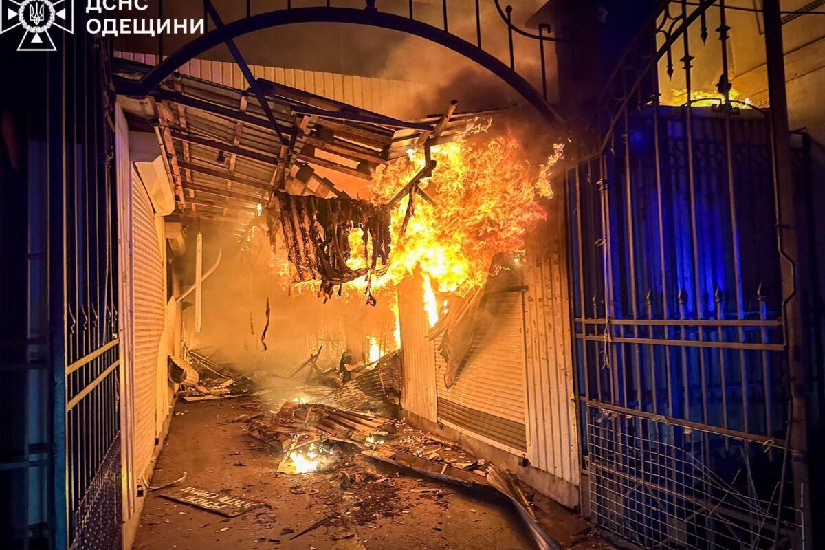 Одесский Привоз охвачен огнем после вражеской атаки/Фото: ГСЧС БпЛА атаковали Одессу: Привоз охвачен огнем