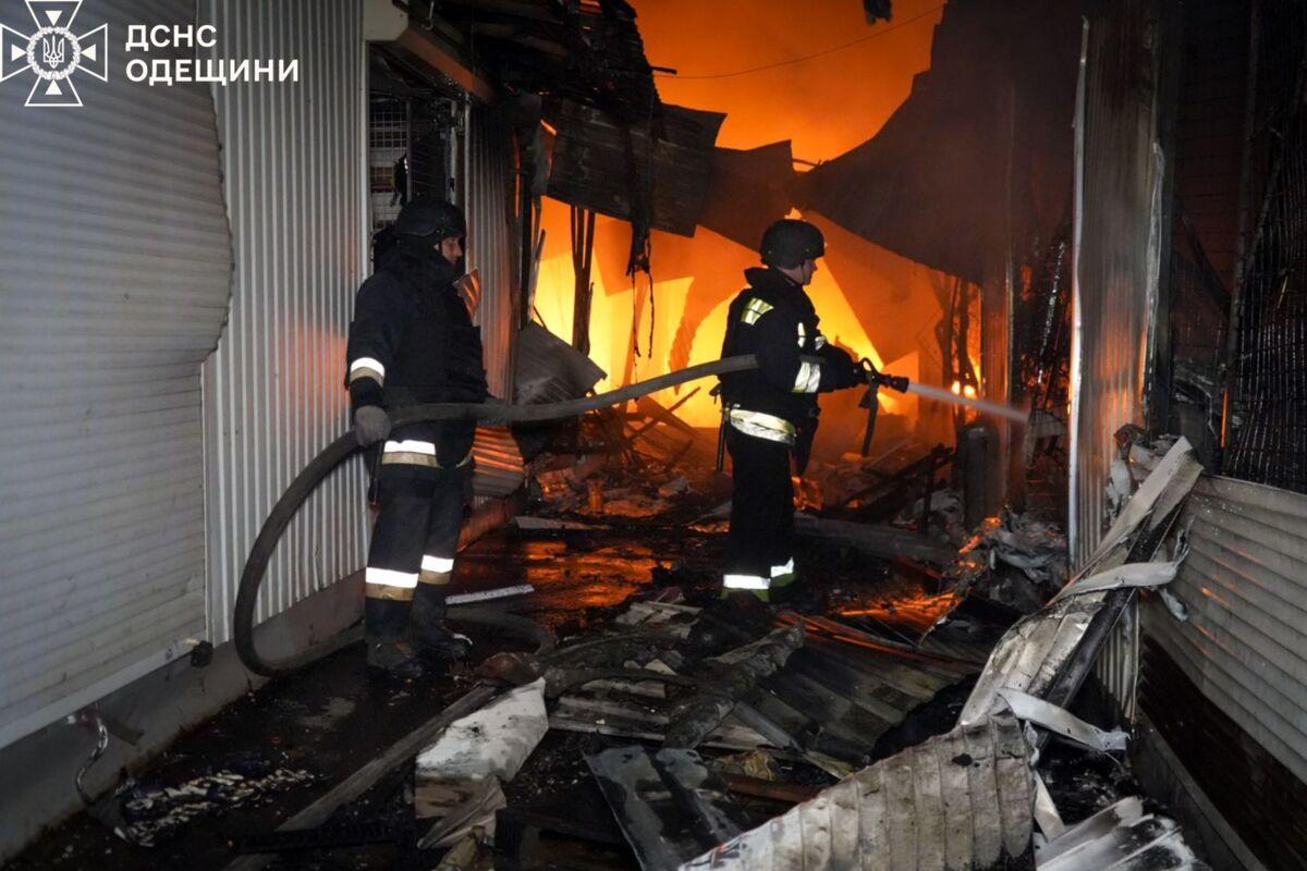 Одесский Привоз охвачен огнем после вражеской атаки/Фото: ГСЧС Одесский Привоз охвачен огнем после вражеской атаки/Фото: ГСЧС