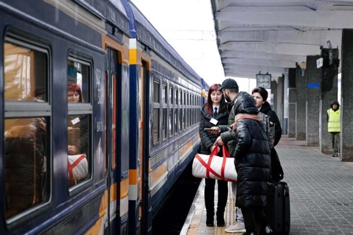 Укрзалізниця посилює перевірки документів: хто може не потрапити у поїзд і чому / Фото: ТСН Укрзалізниця посилює перевірки документів: хто може не потрапити у поїзд і чому