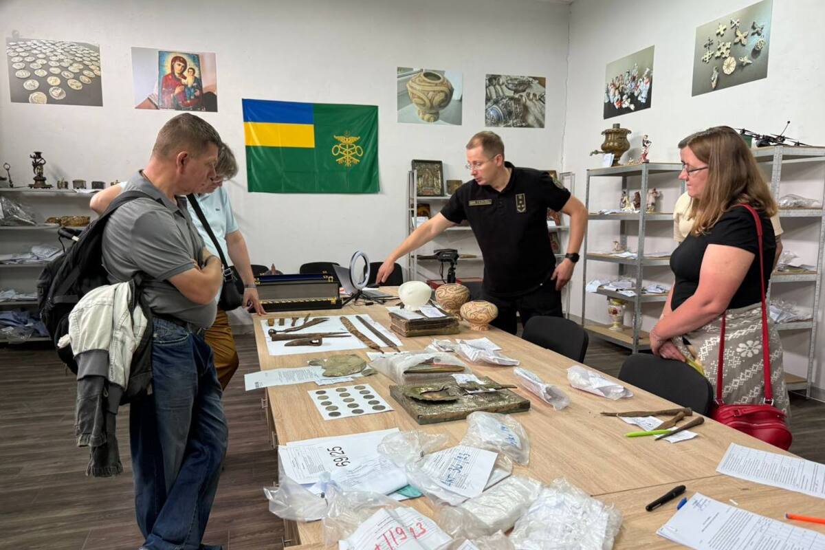 Контрабанда превращена в достояние: таможенники передали в музеи спасенные артефакты / Фото: Государственная таможенная служба Украины Контрабанда превращена в достояние: таможенники передали в музеи спасенные артефакты