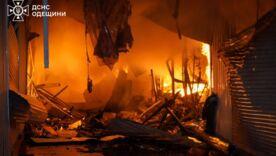Одесский Привоз охвачен огнем после вражеской атаки/Фото: ГСЧС Одесский Привоз охвачен огнем после вражеской атаки/Фото: ГСЧС